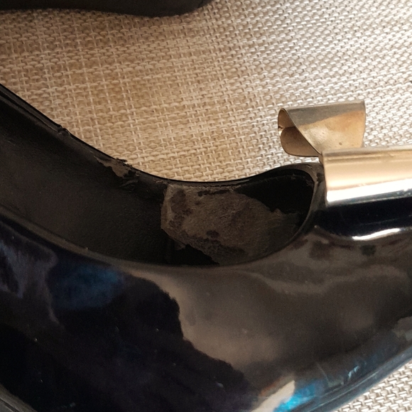 LC Black Shiny Pumps with Gold Bow 9M - Picture 4 of 6